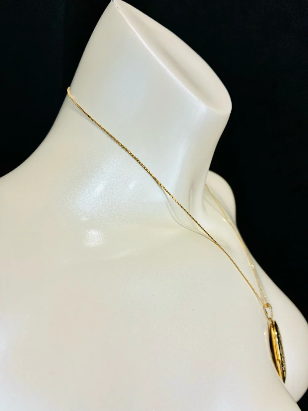 VTG Classic Gold Oval Engraved Photo Locket and Necklace Included